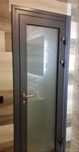 Межкомнатная алюминиевая дверь со стеклом
